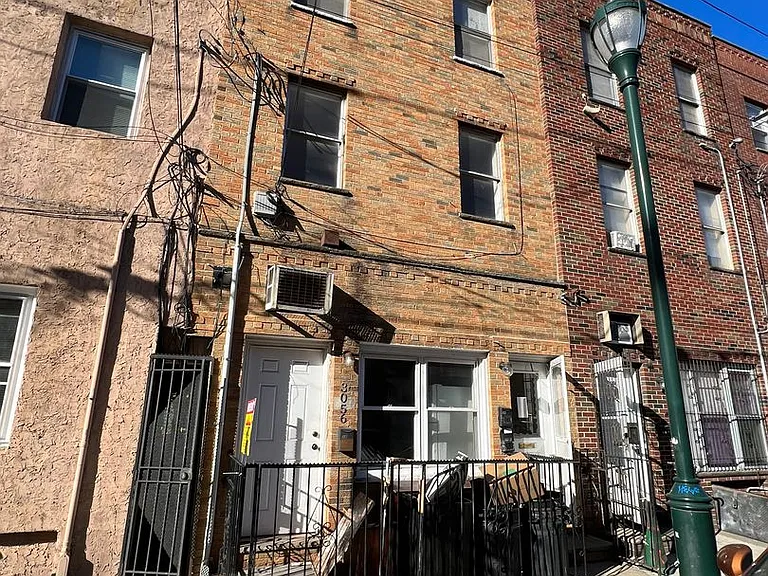 3056 Richmond St — Photo 1