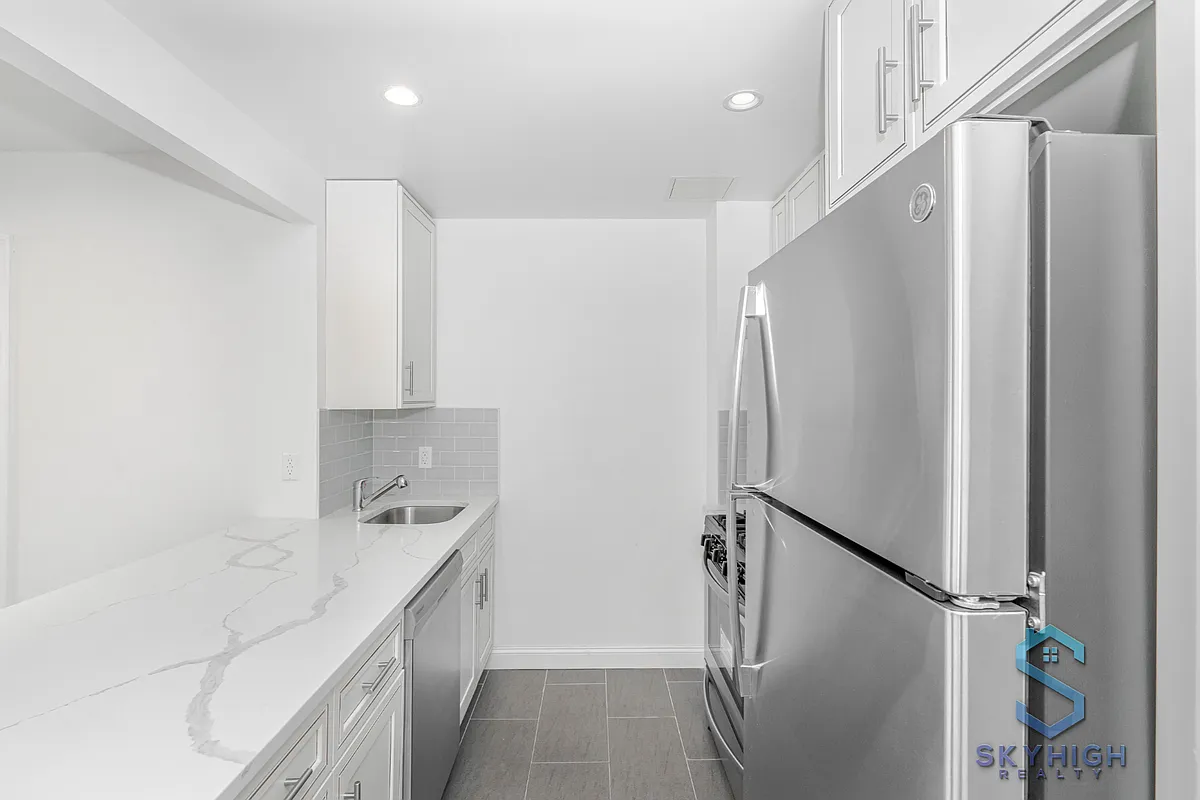Building Photo - 46-02 70th St #4L