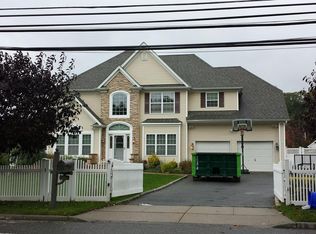 86 Conklin Ave, Wheatley Heights, NY 11798