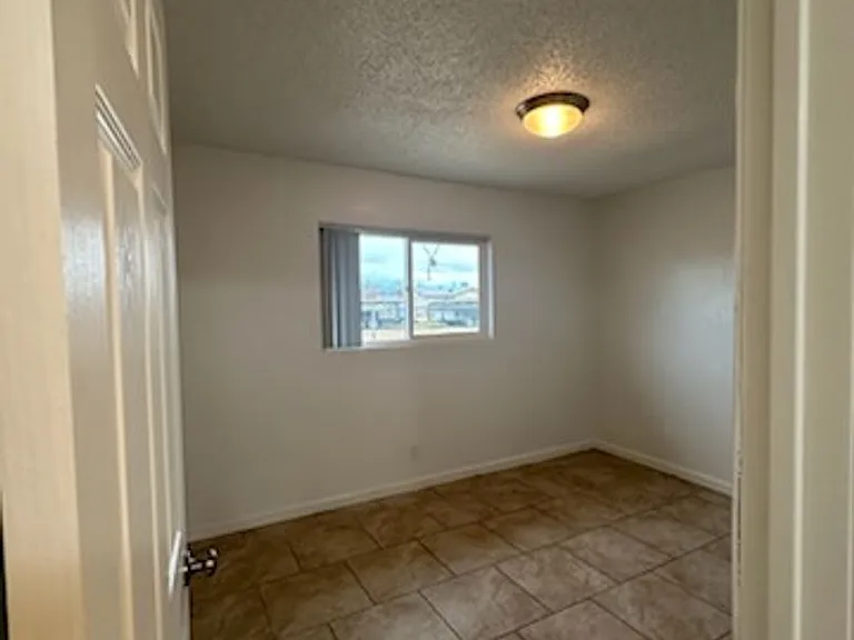 11895 White Ave — Photo 4