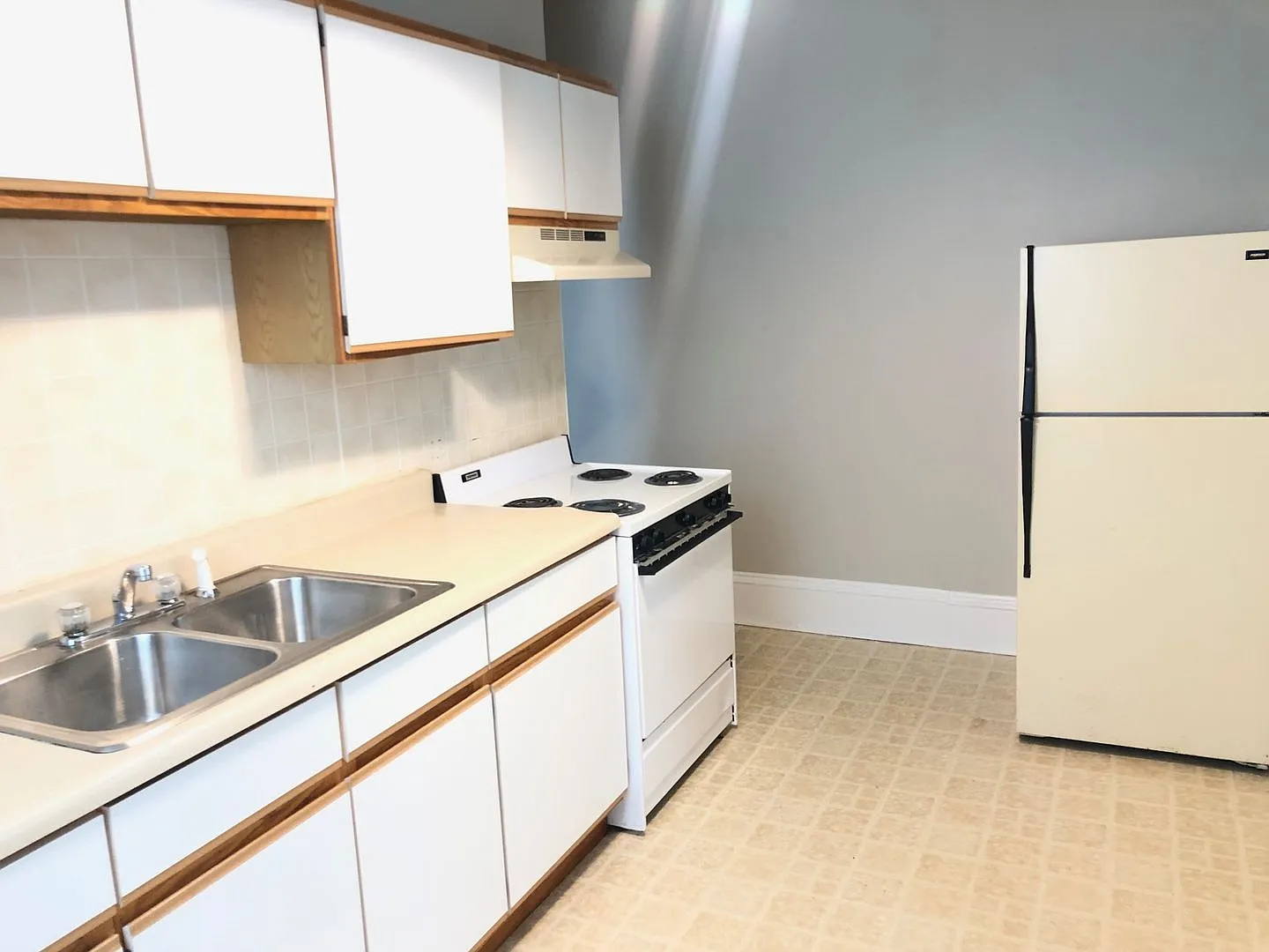 803 W Wood Street — Photo 3