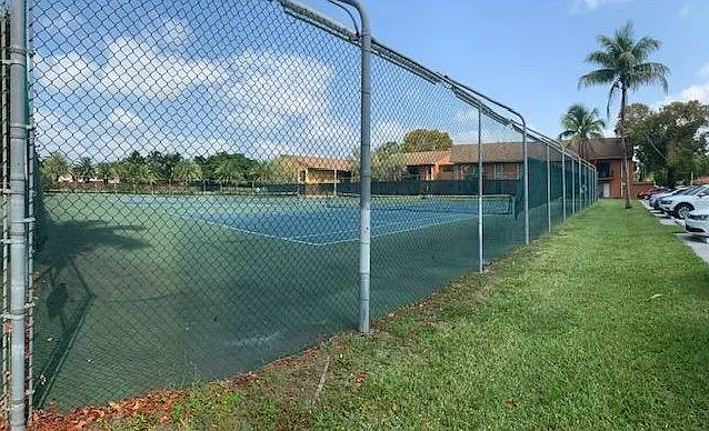 Tennis Villas Apartments — Photo 13
