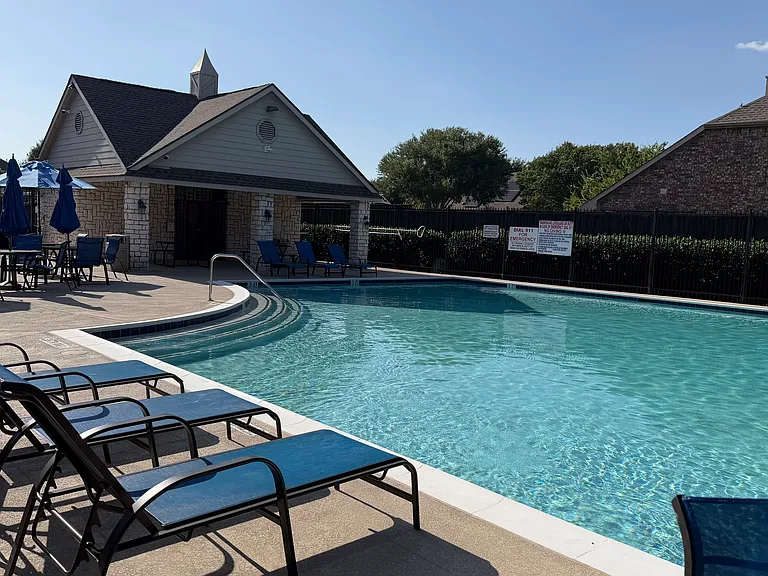 7447 Ravenhill Dr — Photo 16