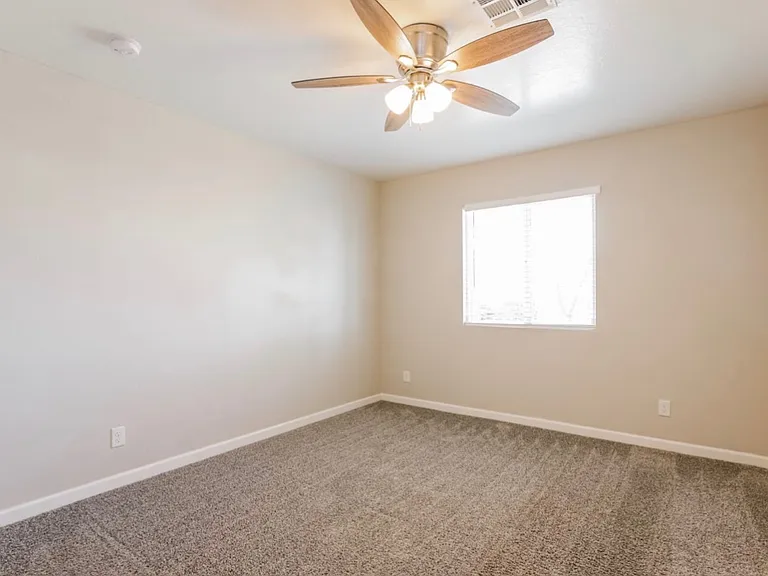 815 E Mountain View Rd — Photo 4