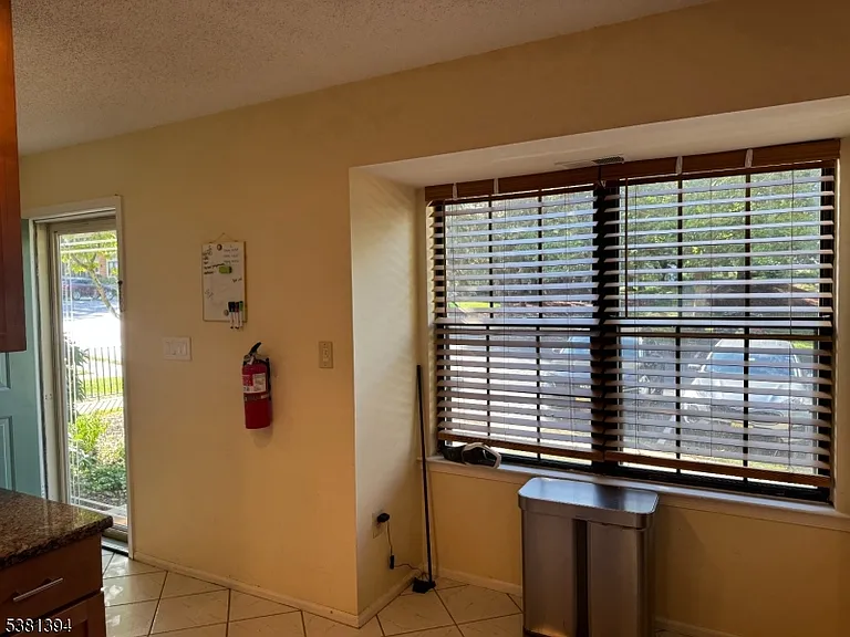 4 Woodward Ln — Photo 3