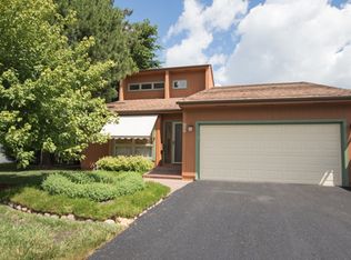 227 April Ln, North Aurora, IL 60542