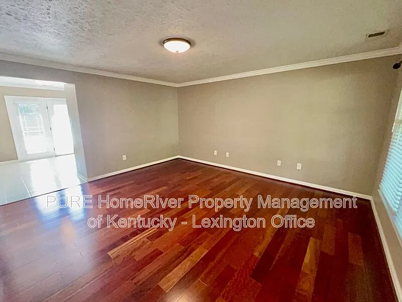 3 bed, 1.0 bath, 1102 sqft, $1,695 — Photo 2