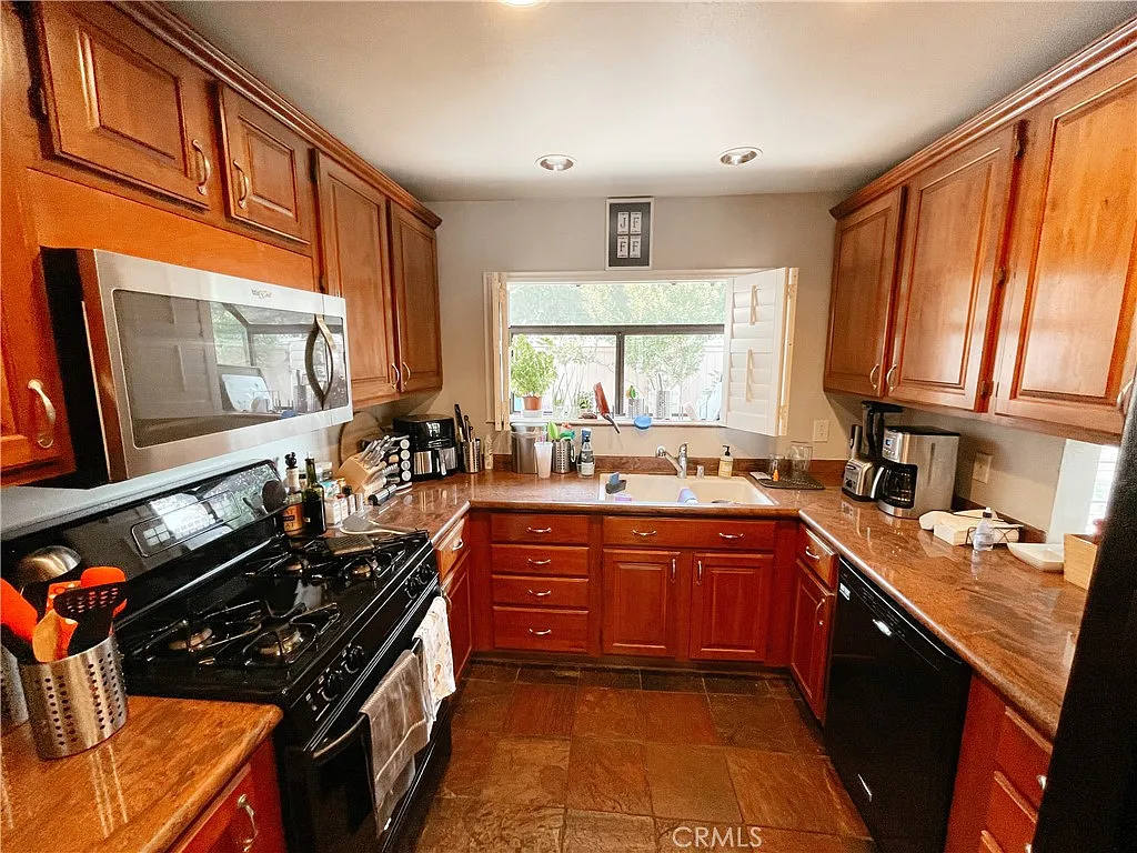 3 bed, 1981 sqft, $6,400 — Photo 2