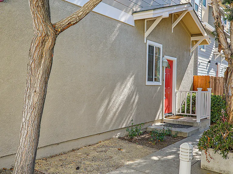686 E Foothill Blvd — Photo 2