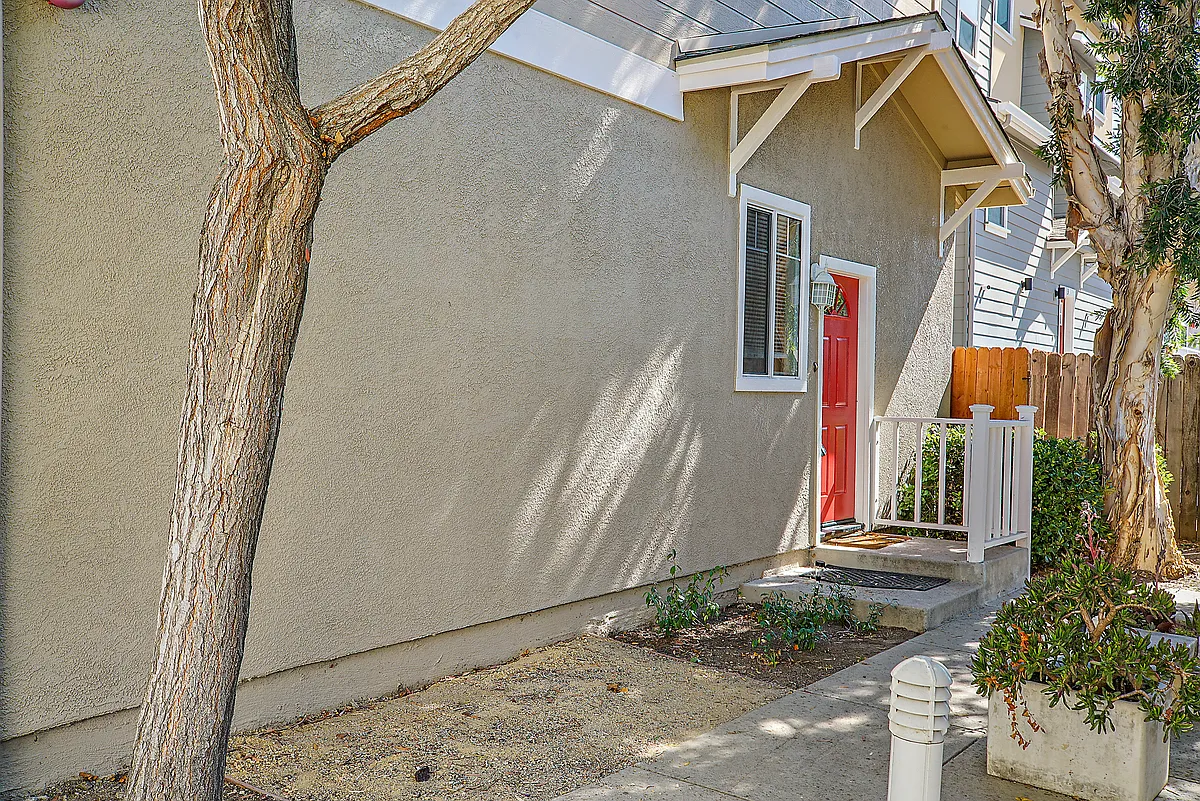 Building Photo - 686 E Foothill Blvd
