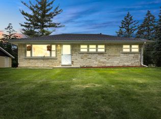 725 S Bobolink Dr, Brookfield, WI 53005