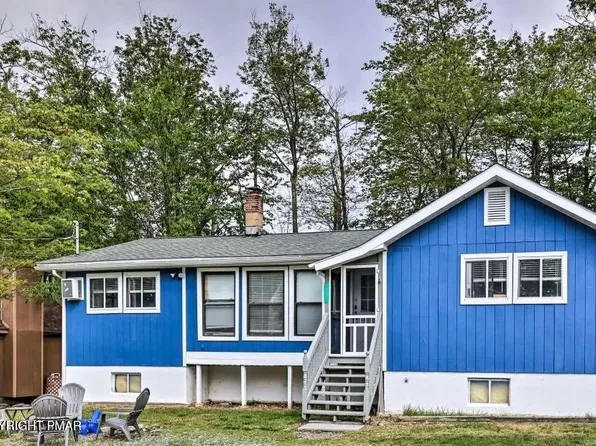 542 Country Place Dr, Tobyhanna, PA 18466