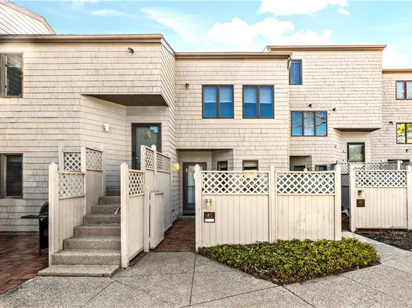 45 Seabreeze Ln, Bristol, RI 02809