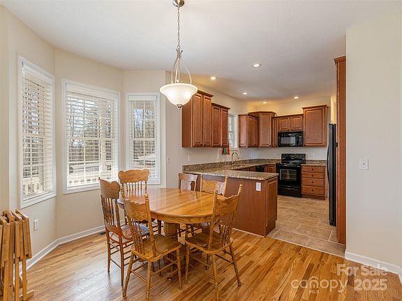 4th image of 223 Foxwood Dr