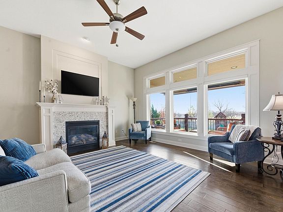 5th image of 1109 E Rosemont Pl