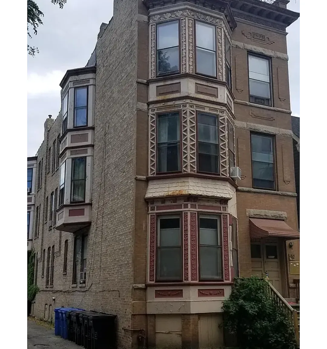 1815 W Roscoe St — Photo 1
