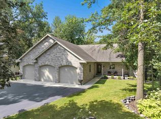 1020 Timber Run Dr, Neenah, WI 54956