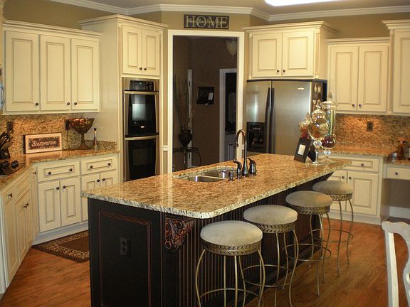 Updated Kitchen - Custom Cabinets, Granite, & New Stainless Steel Appliances