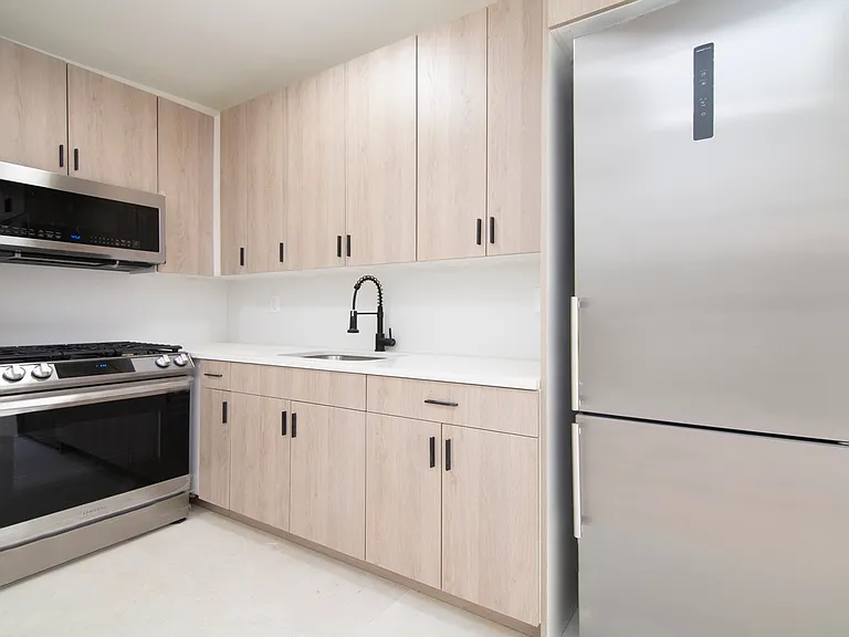 227 W 20th St #5D — Photo 3