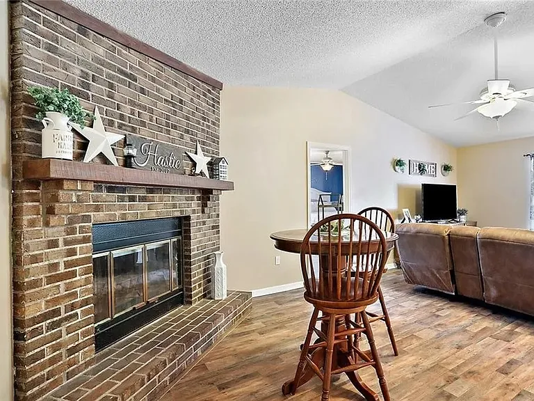 304 Thomas St — Photo 8