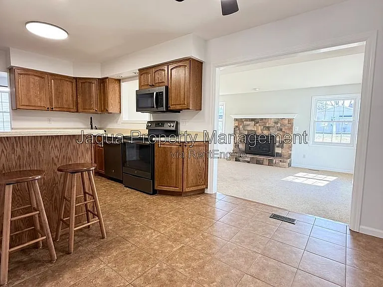 2383 Quincy Ave — Photo 9