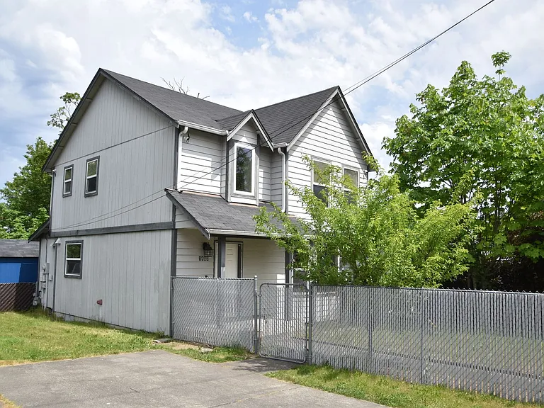 1405 E 38th St — Photo 21