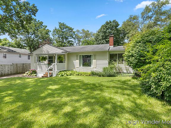 2nd image of 1549 Cambridge Dr SE