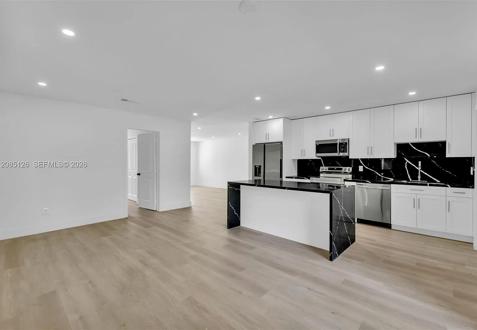 3 bed, 900 sqft, $3,900 — Photo 4