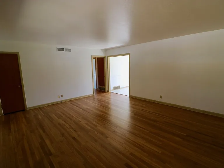 105 E Xavier Ave — Photo 5