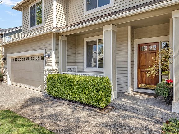2nd image of 1019 NE Creeksedge Dr