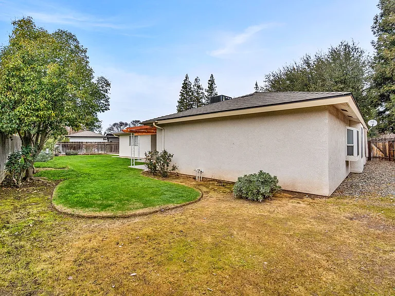 6469 N San Pedro Ave — Photo 28