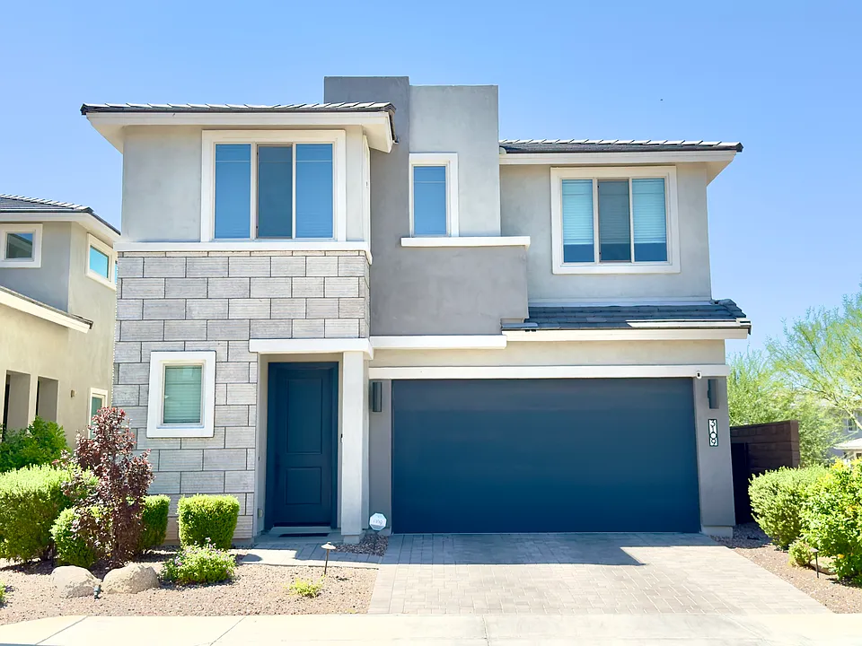 3109 E Louise Dr
