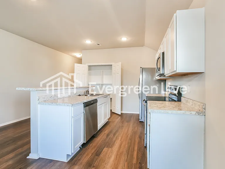 1067 Huntington Dr — Photo 12