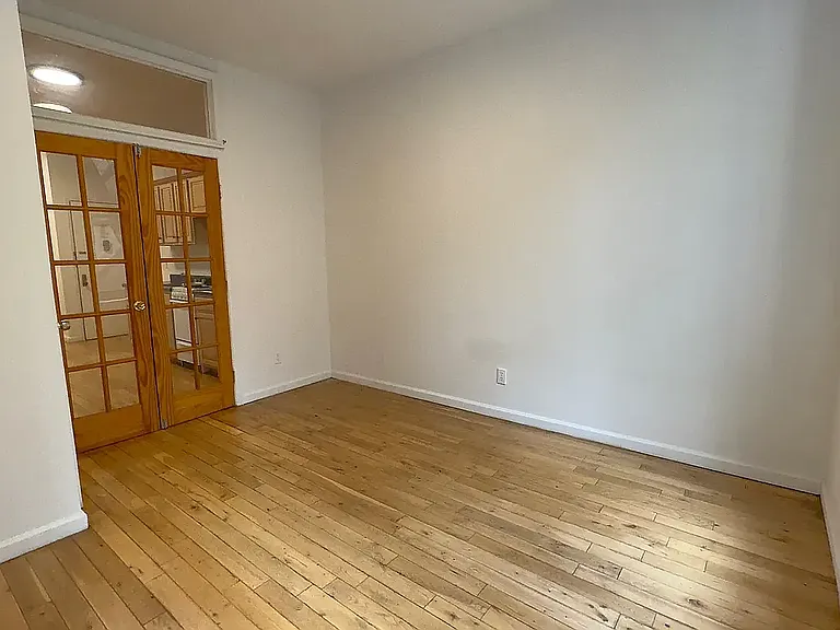 206 E 6th St #2 — Photo 9