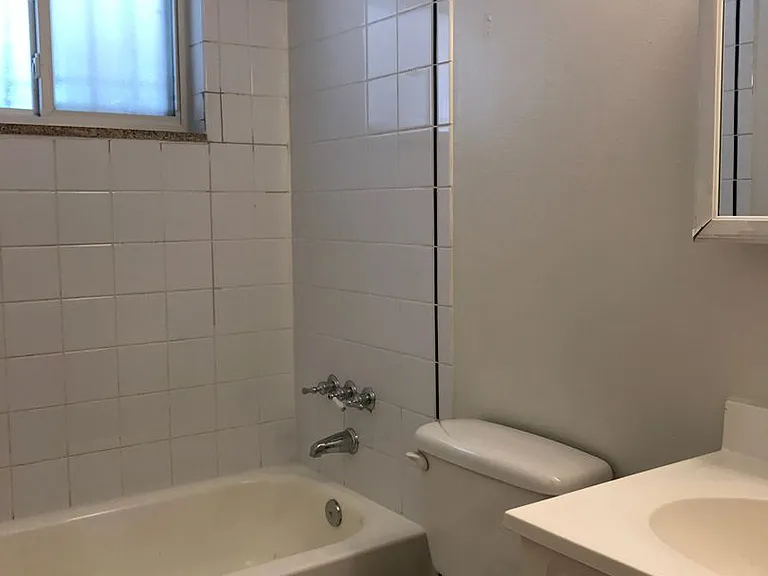 1455 N High St St Charles Apartments — Photo 9