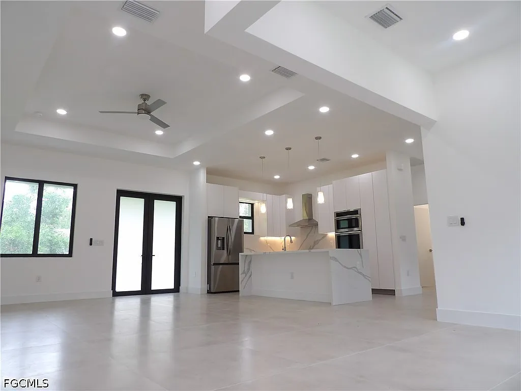 3 bed, 2.0 bath, 1904 sqft, $2,200 — Photo 2