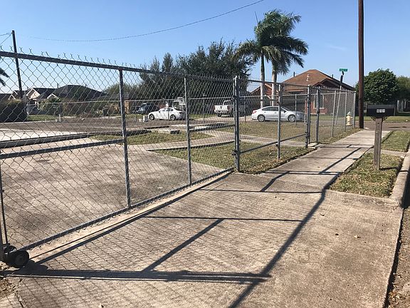 3rd image of 811 Guadalupe St