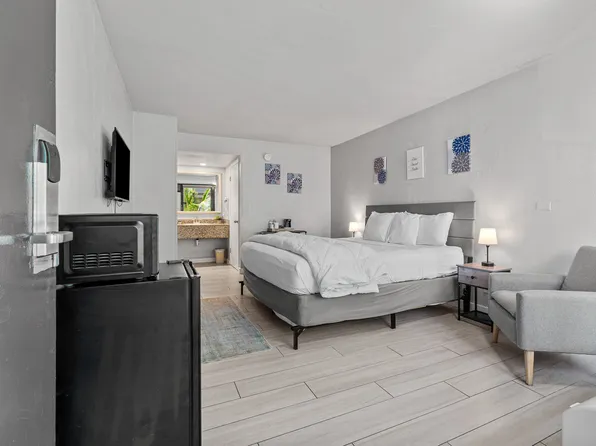 2520 Stirling Rd, Hollywood, FL