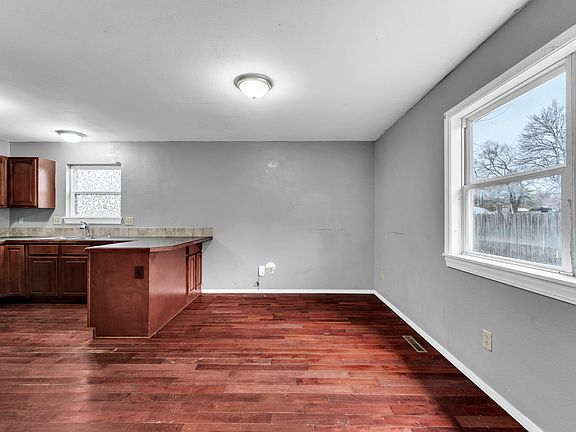 5th image of 2940 W Walnut Street