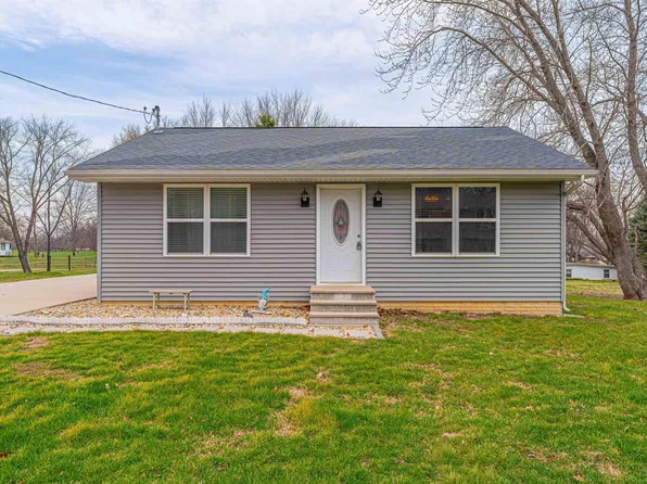 305 E 6th St, Waynesville, IL 61778