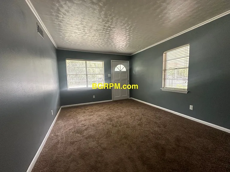 904 Brewer St — Photo 3