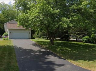 100 Old Orchard Ln, Malta, NY 12020