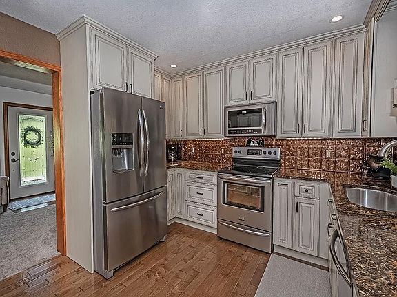 5th image of 638 Knoll Ln