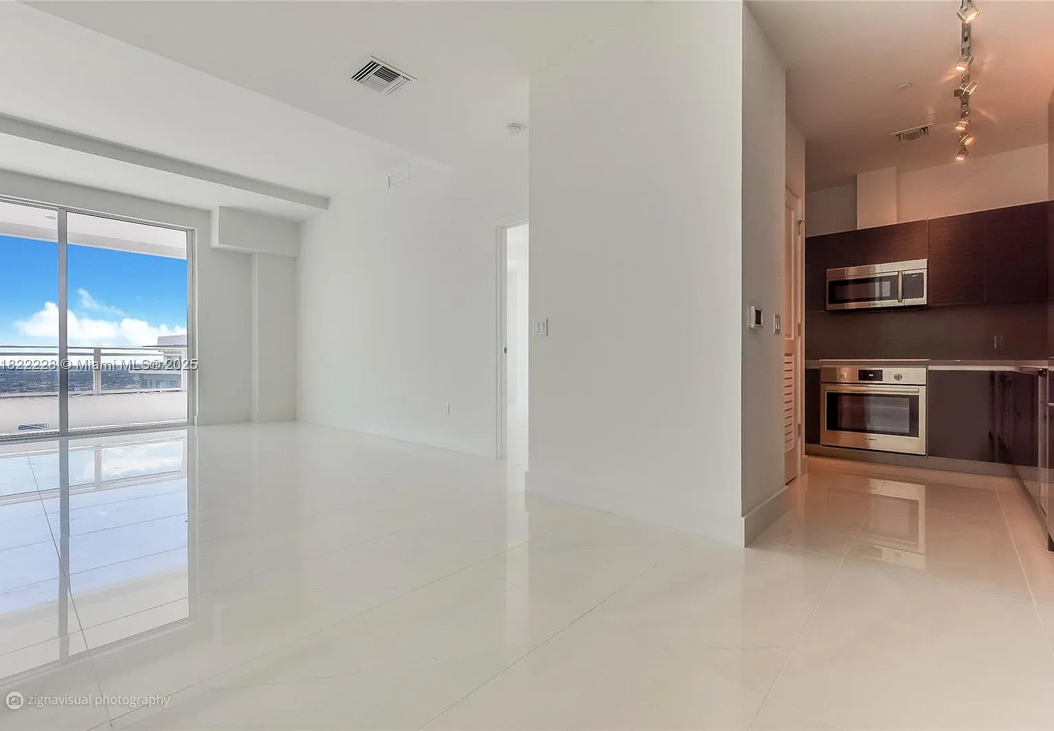 3 bed, 3113 sqft, $18,500 — Photo 3