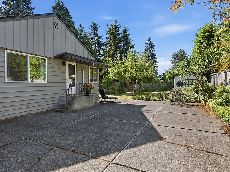 Large side yard