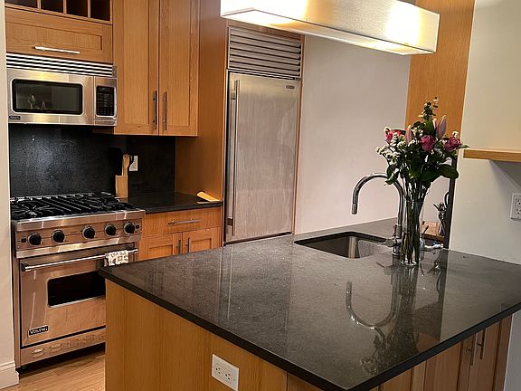 3rd image of 88 Greenwich St APT 727