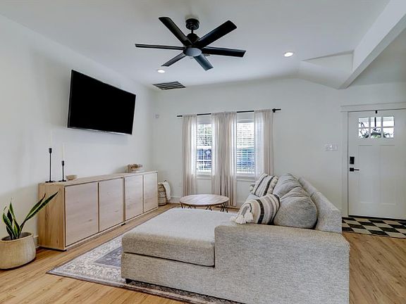 4th image of 2417 Woodard St