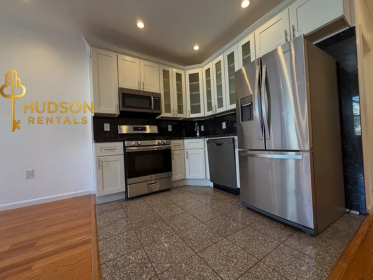 377 Danforth Ave #3 — Photo 1