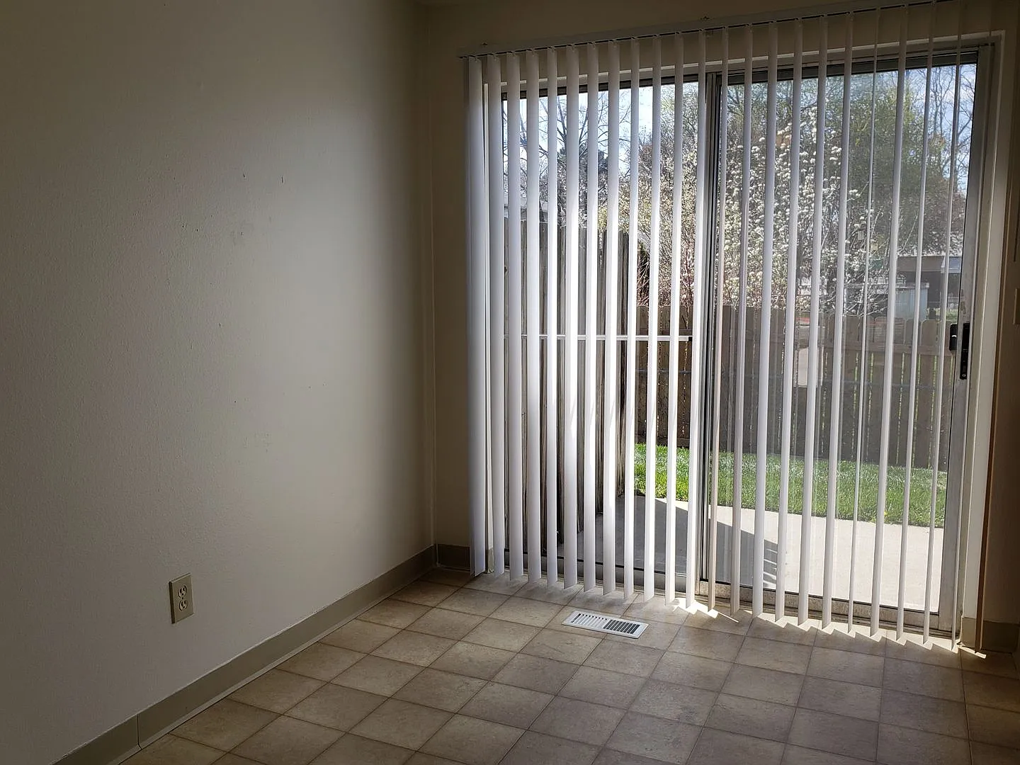 Spacious 2 Bedroom 1.5 Bath Townhouse with GARAGE! — Photo 4
