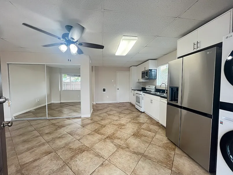 Studio, 400 sqft, $2,295 — Photo 4